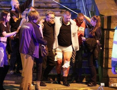 Συγκλονιστικές εικόνες από το σημείο της επίθεσης στο Μάντσεστερ